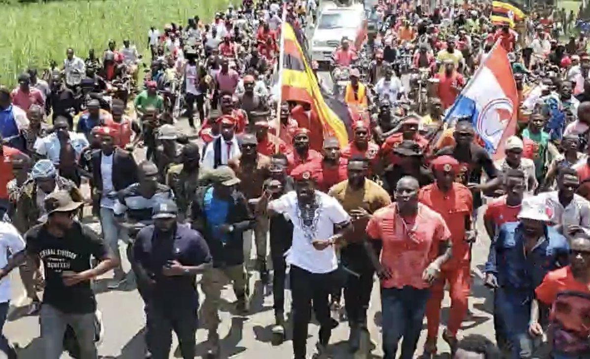 BuffaloSoldierA's tweet photo. #NUPCountryWideTour
Our fit President @HEBobiwine joins our crowd of youth, elderly, male, female supporters in a jog on the road to Mayuge, #Uganda.
πββοΈπββοΈπββοΈπββοΈ
#BobiWineThePeoplesPresident
Katulabe #JoggingChallenge π
#TheRevolutionIsOn #WakeUpUganda
#PeoplePower_OurPower βπΊπ¬ https://t.co/9MtRLneHCW