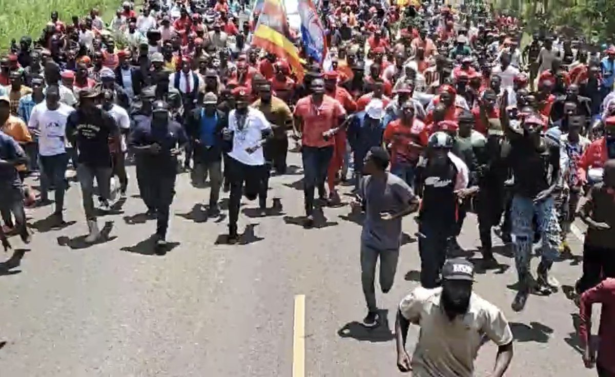 BuffaloSoldierA's tweet photo. #NUPCountryWideTour
Our fit President @HEBobiwine joins our crowd of youth, elderly, male, female supporters in a jog on the road to Mayuge, #Uganda.
πββοΈπββοΈπββοΈπββοΈ
#BobiWineThePeoplesPresident
Katulabe #JoggingChallenge π
#TheRevolutionIsOn #WakeUpUganda
#PeoplePower_OurPower βπΊπ¬ https://t.co/9MtRLneHCW