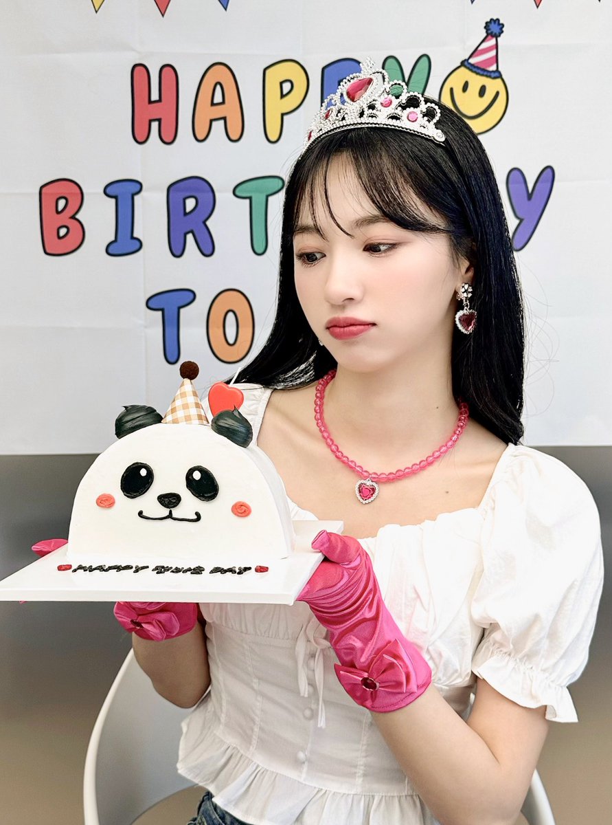 cherrybullet's tweet photo. [📸] HAPPY JIWON DAY🎉

룰렛과 함께 생일을 마무리할 수 있어서🩷
오늘도 행복한 젼바오🐼

Being able to wrap up the birthday with Lullet🩷 
JI WONbao is happy today🐼

#CherryBullet #체리블렛 #지원 #JIWON #HappyJIWONDay https://t.co/DfUHB4nru3