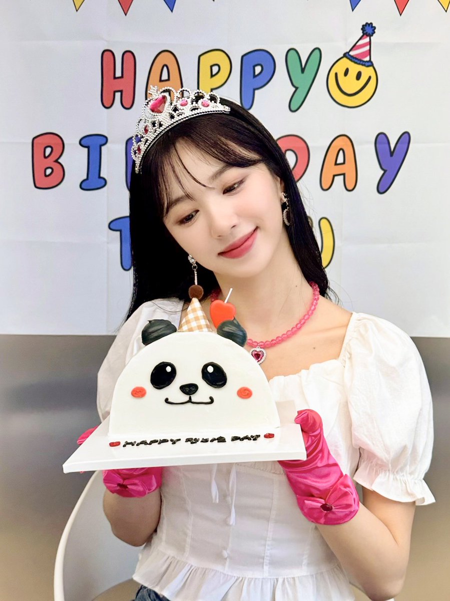 cherrybullet's tweet photo. [📸] HAPPY JIWON DAY🎉

룰렛과 함께 생일을 마무리할 수 있어서🩷
오늘도 행복한 젼바오🐼

Being able to wrap up the birthday with Lullet🩷 
JI WONbao is happy today🐼

#CherryBullet #체리블렛 #지원 #JIWON #HappyJIWONDay https://t.co/DfUHB4nru3