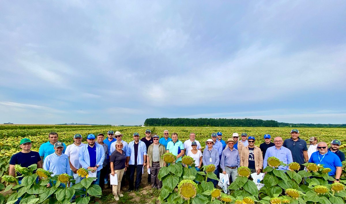 To some, this is a beautiful field of flowers 🌻. To Corteva’s Romanian team, it demonstrates the incredible performance of our innovations 🎉. This Impact Tour shows crops are blooming! #TogetherWeGrow