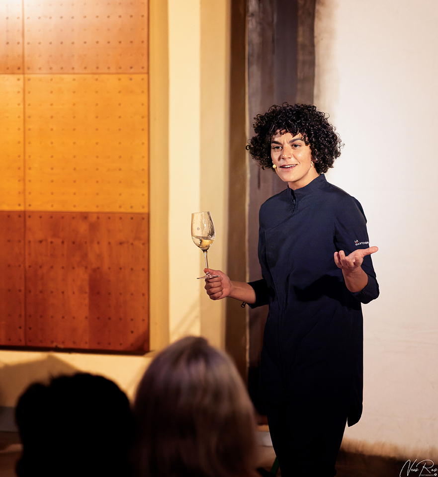 CicleReVers's tweet photo. El dissabte 2 de setembre va tenir lloc el Maridatge Poètic a la Sala Corrioles del Centre. Els vins els va teixir la Clara Antúnez, la Dora Cantero i en Joan Bramon van cosir els mots i les cançons.
Gràcies per ser-hi un any més! 📷
@_lagastronomica https://t.co/DuFruyIeDz