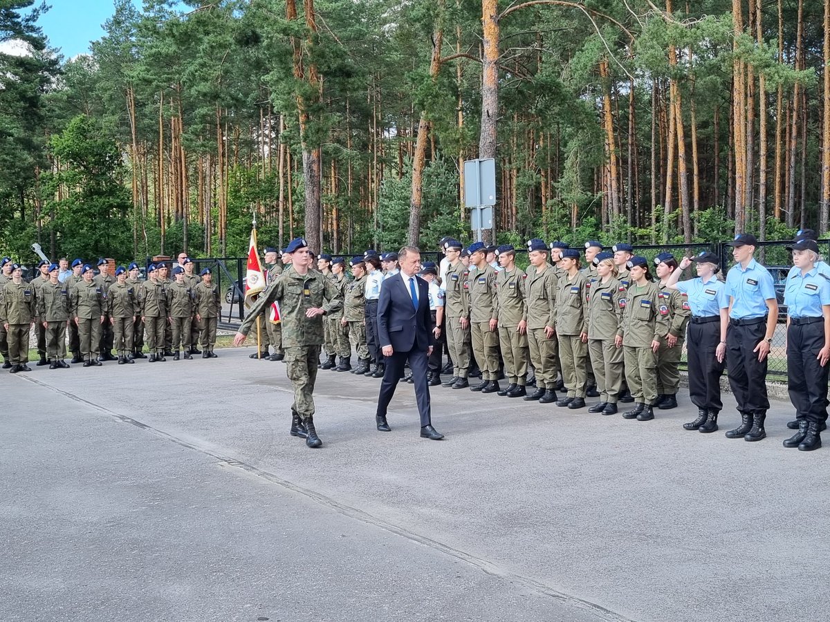 MON_GOV_PL's tweet photo. Minister @mblaszczak bierze udział w uroczystym rozpoczęciu roku szkolnego w Liceum Ogólnokształcącym im. Bitwy Warszawskiej 1920 r. w #Urle. https://t.co/CnwNW8z91A