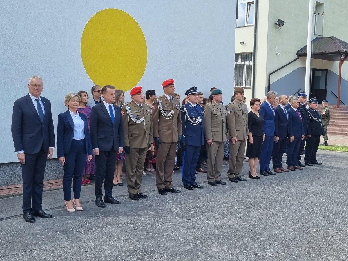 MON_GOV_PL's tweet photo. Minister @mblaszczak bierze udział w uroczystym rozpoczęciu roku szkolnego w Liceum Ogólnokształcącym im. Bitwy Warszawskiej 1920 r. w #Urle. https://t.co/CnwNW8z91A