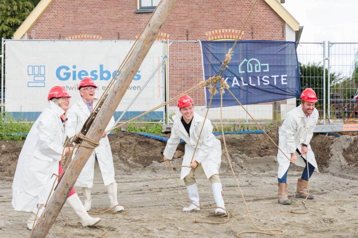 onnojames's tweet photo. Een mijlpaal in #Werkhoven: de start van de bouw van 29 nieuwe woningen in het centrum van Werkhoven. Dat is een feestje met de ontwikkelaar, bouwer en toekomstige bewoners waard! Samen met 3 nieuwe bewoners mocht ik deze symbolische heipaal slaan om dat te vieren. #WeekUpdate https://t.co/4AWdRqKirb
