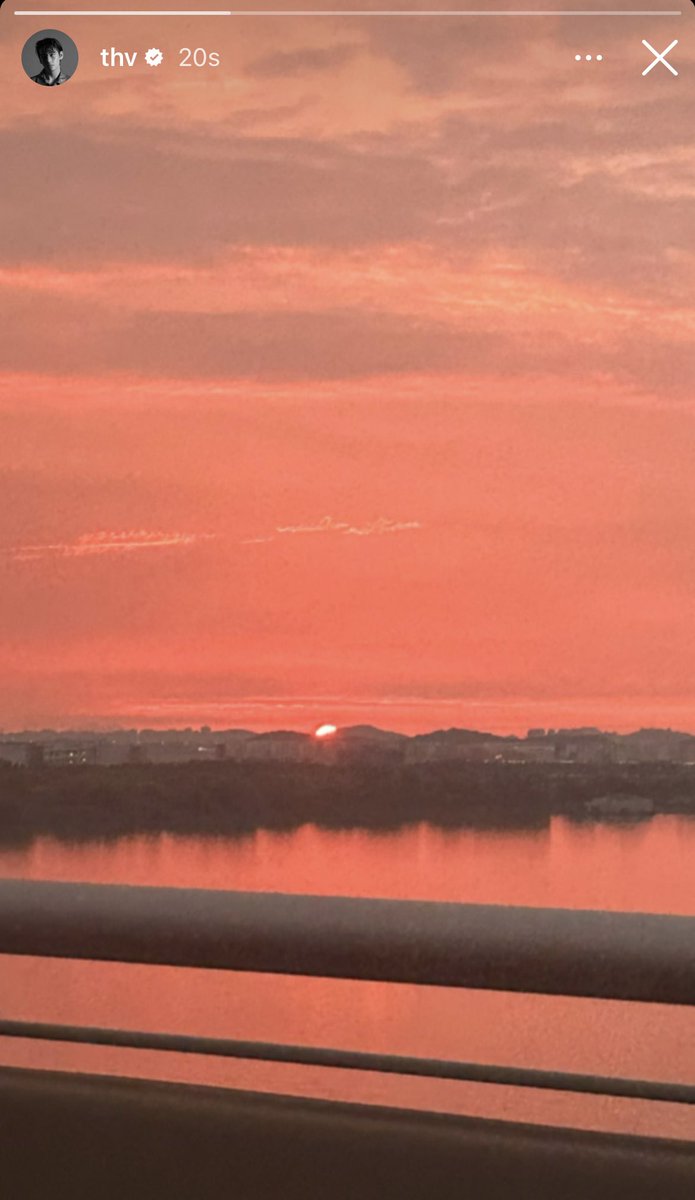 mhereonlyforbts's tweet photo. Sunset with Kim taehyung 🤍 https://t.co/OIOHL2vqgP