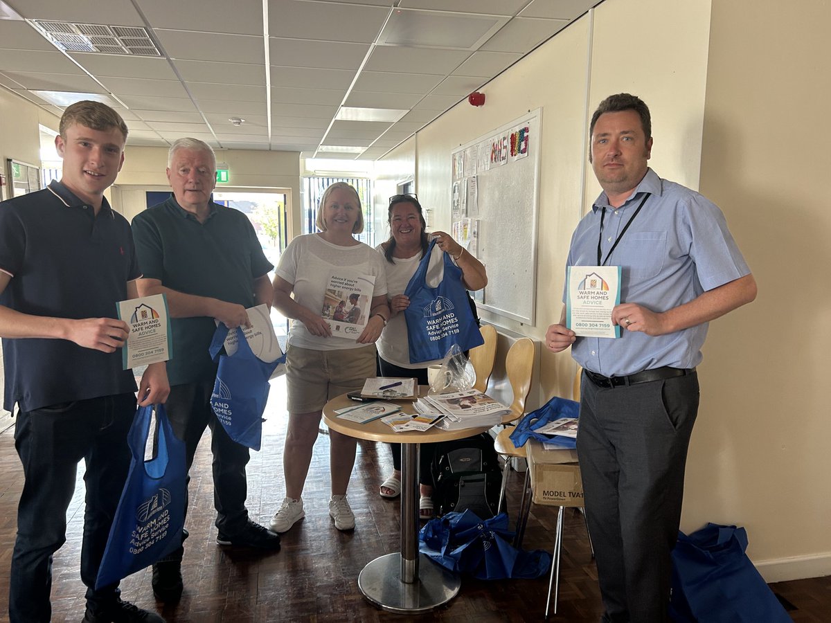Great to have Phil from National Energy Action this morning at our health &amp; wellbeing session. Helpful advice and support to our residents on how to keep warm this winter ⁦<a href="/NEA_UKCharity/">National Energy Action</a>⁩ ⁦<a href="/CllrMLock/">Matty Lock 🌹</a>⁩ ⁦<a href="/dannybgmb1/">Danny Burns</a>⁩ ⁦@paulamfraser1⁩