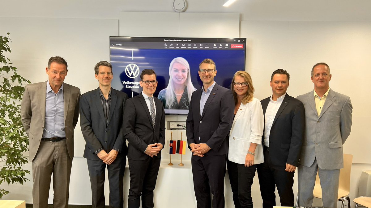 Datenbrake's tweet photo. Spannendes Gespräch u.a. mit @SiemensSlovakia @xSuiteGroup &amp; @VW bei @AHK_Slowakei zum Stand der Digitalisierung, Fachkräftemangel und Investitionsbedingungen. Persönlich hat mich sehr gefreut, mit @KompallaPeter einen alten ERASMUS-Freund aus Vilnius wiedergesehen zu haben 🇸🇰 https://t.co/K10iyaykwt