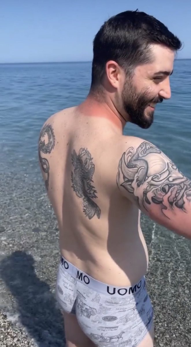 PeppeMoz's tweet photo. Serve impegno ad abbronzarsi così ahahahahah https://t.co/NzLmG75VUO