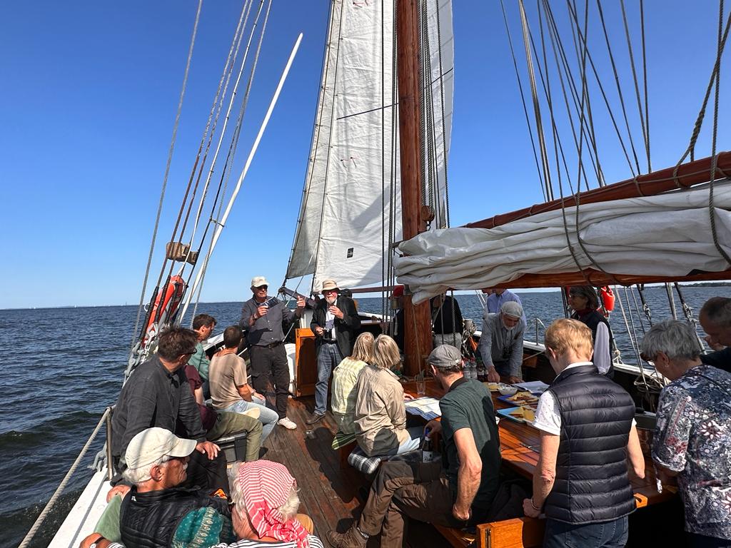 🍃Mit Wind in den Segeln fand unser Freundeskreistreffen auf dem #GreifswalderBodden statt. Nach einer #Exkursion in die #KarrendorferWiesen konnten Unterstützer*innen der Stiftung auf einem #Segeltörn unsere #Stiftungsflächen erleben.
⛵️ kurzelinks.de/vm4y
(c) K. Succow