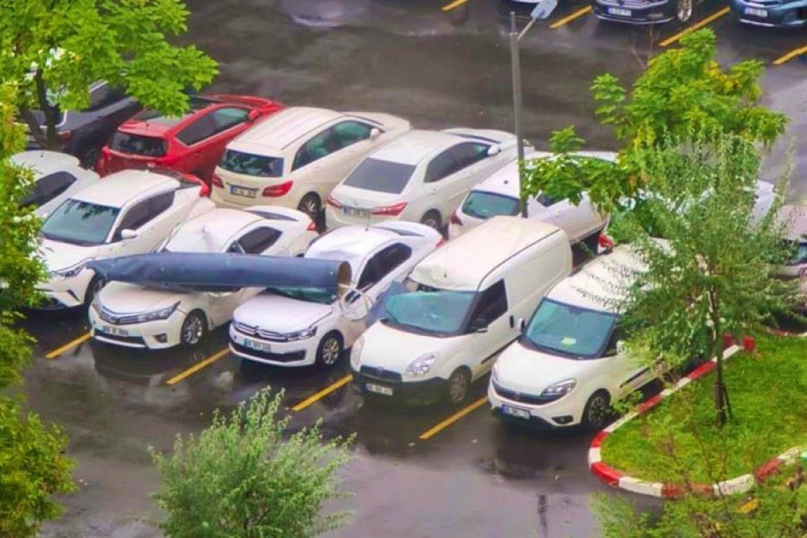 Ankara'da bir savaş uçağından kopan “drop tankı” parçası, park halindeki araçların üstüne düştü.