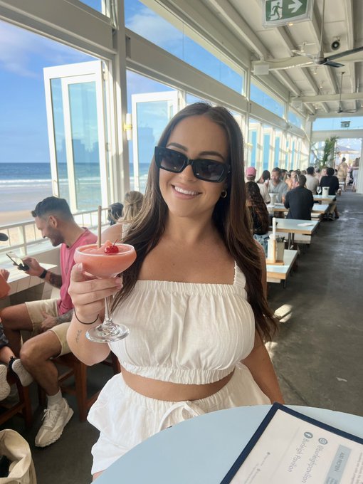 RT if you&rsquo;d buy me a cocktail 🍹🤭 https://t.co/GYD0X58TwN