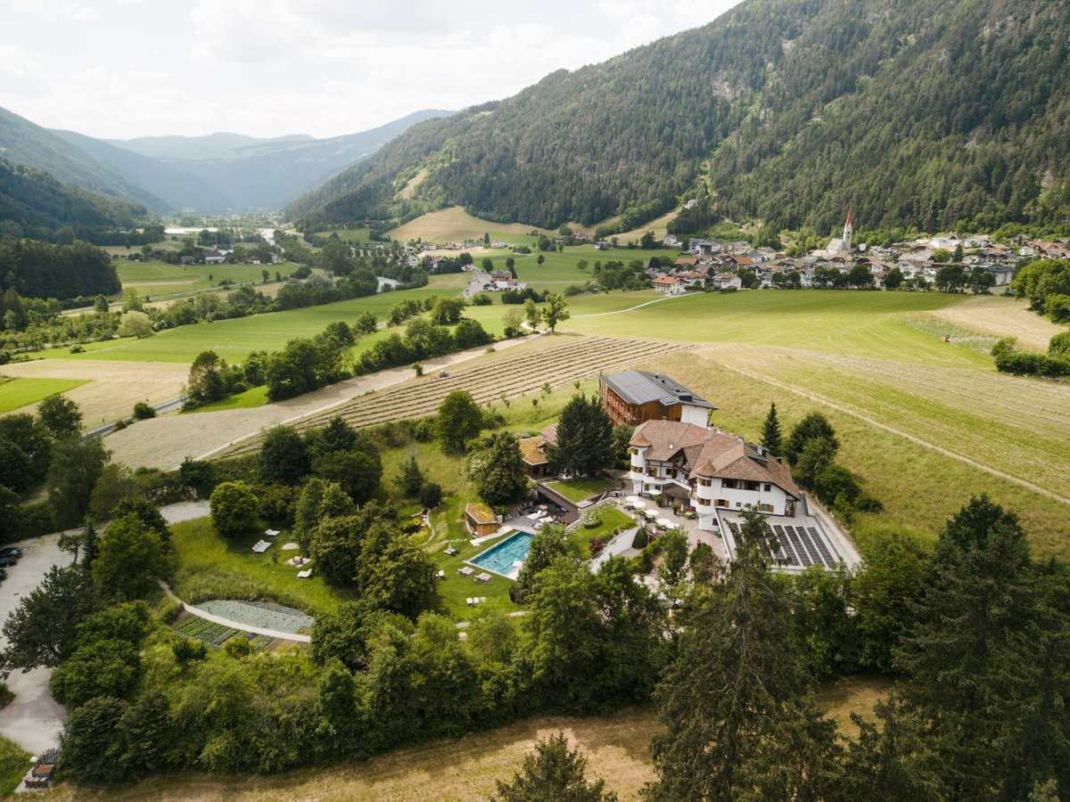 wirsindanderswo's tweet photo. Unser neues #Gewinnspiel ist da! 🌱 Wir verlosen einen #Kurzurlaub für 2 (3 T./2 N.) im Tauber's Bio Vitalhotel im malerischen #Pulstertal mitten in #Südtirol – die perfekte Region für eine Vielzahl an Aktivitäten in der #Natur. Alle Infos &amp; Teilnahme: https://t.co/69qbGBoJFW 💚 https://t.co/b9zBkytDaF