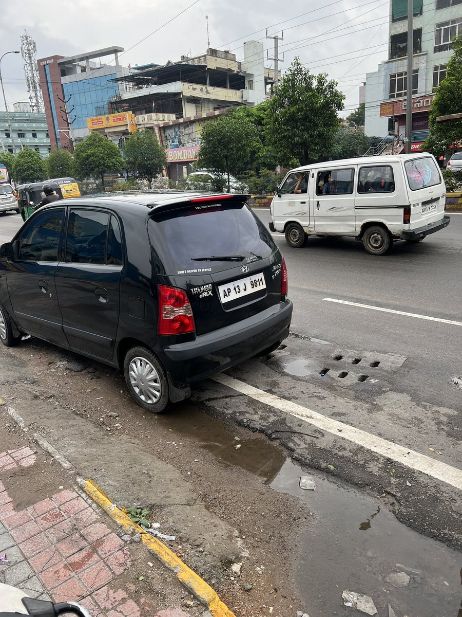 UdayaPavan's tweet photo. @HYDTP  tinted glass, Opposite Reliance Smart Nacharam 3:49 4-9-2024 https://t.co/KAxC5N6e2A