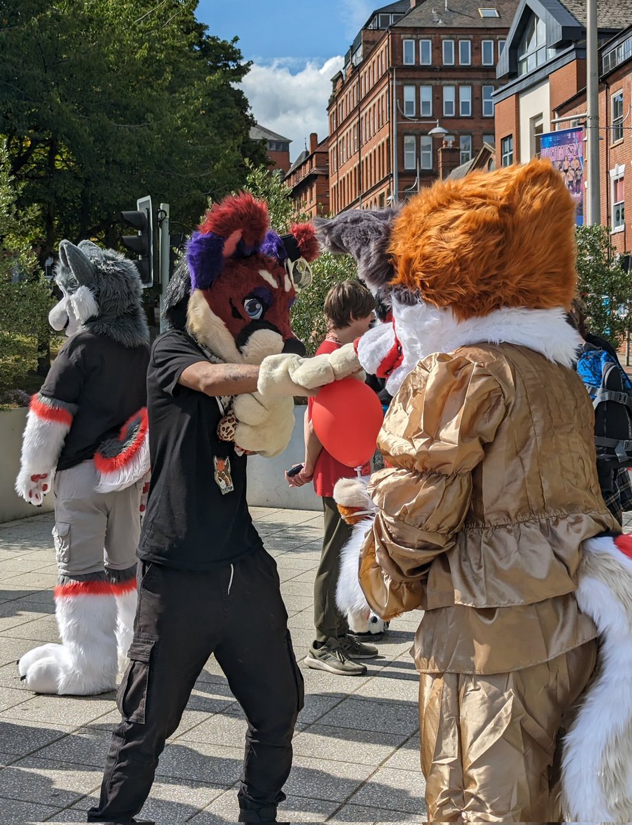 cozwoz2010's tweet photo. Met Furrywise at the @FursNottingham fur meet @HenryHusky40620 love the suit & loved meeting you. #nottsfurs #pennywise #nyx #carnivcrew #carnivcreations https://t.co/14vqKmGOQE