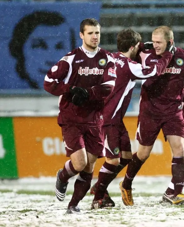 OpenIceHit's tweet image. Daniel Rupf stand gestern als Interimscheftrainer bei Zwickau an der Seitenlinie. Nach Civa und Backhaus ist er damit bereits der 3. Trainer in der diesjährigen #RLNO mit Leutzscher Vergangenheit. (Wann gibt's eigentlich mal wieder weinrote Auswärtstrikots??)