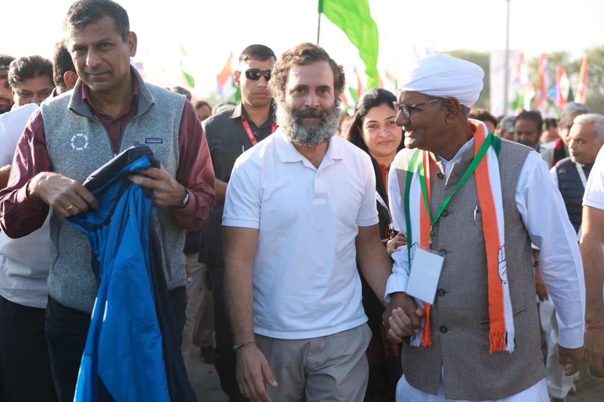 SahabramSangria's tweet photo. #sahabrambishnoi
#2022
#भारत_जोड़ो_यात्रा में श्री #राहुल_गाँधी जी के साथ कुछ झलकियां 🙏
#RahulGandhi #AshokGehlot #govindsinghdotasra https://t.co/q52sYYnqhR