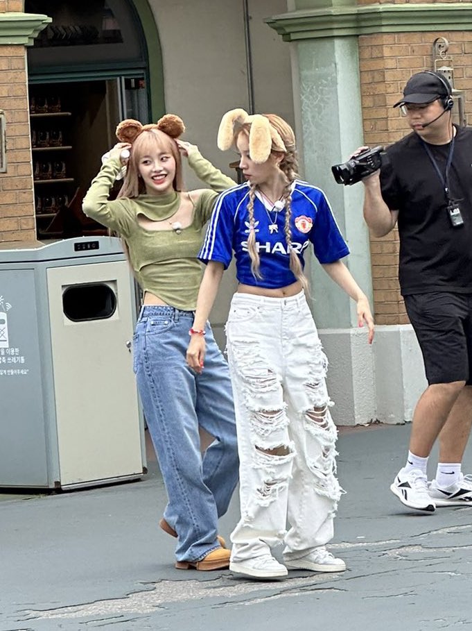 LOONA's Chuu and (G)I-DLE's Yuqi spotted out together.