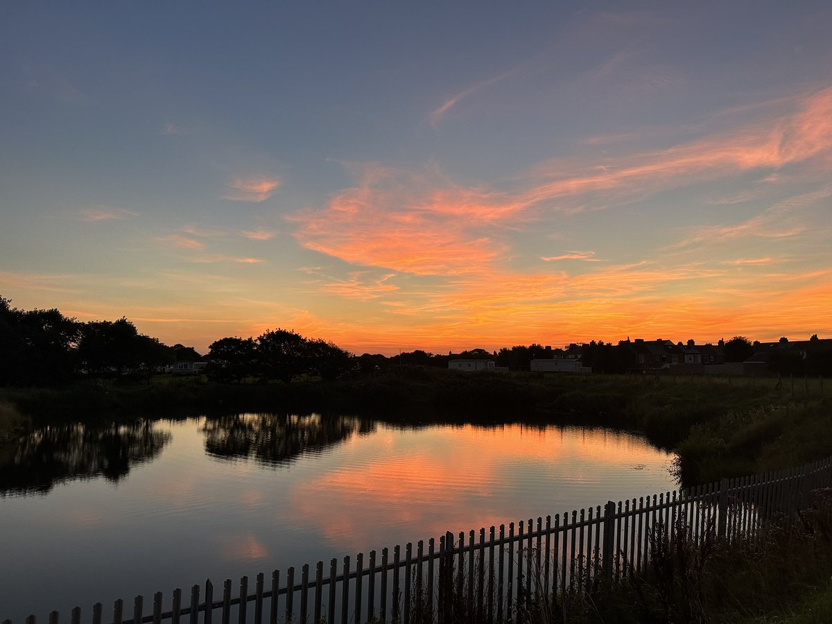 eldawsonnn's tweet photo. Last nights lovely sky 
@BBCLookNorth 
@RadioHumberside https://t.co/dc16CRPWR1
