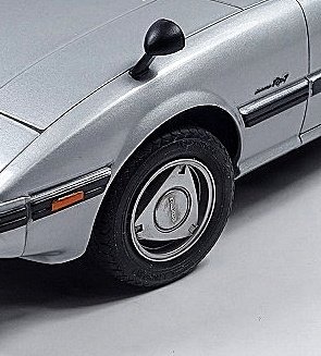 アミィのRX-7のアルミホイールは、後期型純正オプションの

【ロータリー型アルミホイール】です。

長いロータリー車の歴史の中でも、このデザインを履いたのは初代サバンナRX-7だけ。

アニーのRX-7は鉄チンだったので、ちょいイジりました。 