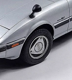 アミィのRX-7のアルミホイールは、後期型純正オプションの

【ロータリー型アルミホイール】です。

長いロータリー車の歴史の中でも、このデザインを履いたのは初代サバンナRX-7だけ。

アニーのRX-7は鉄チンだったので、ちょいイジりました。 