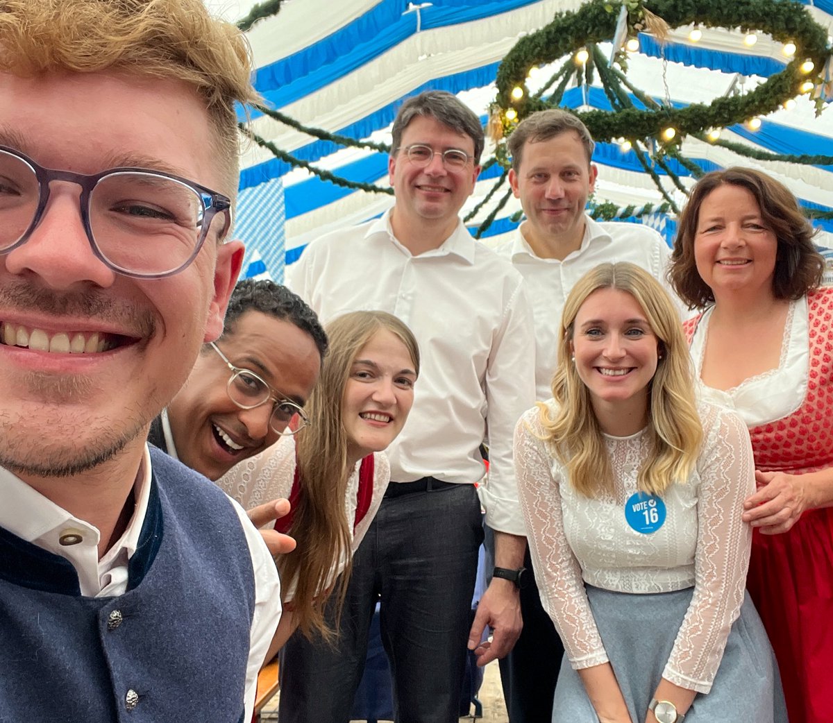 kliemarv's tweet photo. Grüße aus dem wundervollen Jungbräu-Zelt von der Klare-Kante-Partei am #Gillamoos ❤️

Starke Reden von @FlorianvonBrunn &amp; @larsklingbeil. Wir als #SPD stehen für ein bezahlbares Bayern für Alle von Klein bis Groß und zeigen klare Kante gegen Rechts! https://t.co/RvKgn1nVWU