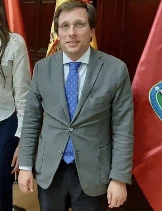 Un tío que no sabe ponerse una chaqueta de su talla pidiéndole a la AEMET que afine en sus pronósticos.