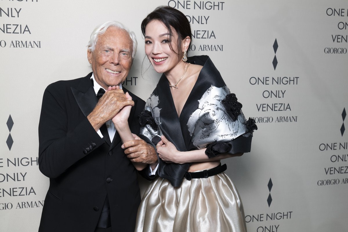 armani's tweet photo. Mr Armani with special guests at the #GiorgioArmaniPrivé show at the Arsenale as part of the One Night Only celebration in Venice. #GAOneNightOnlyVenezia
Credits: Stefano Guindani
#SophiaLoren #AvaDuVernay #ShuQi #KasiaSmutniak #DomenicoProcacci https://t.co/LAZxTooBP6