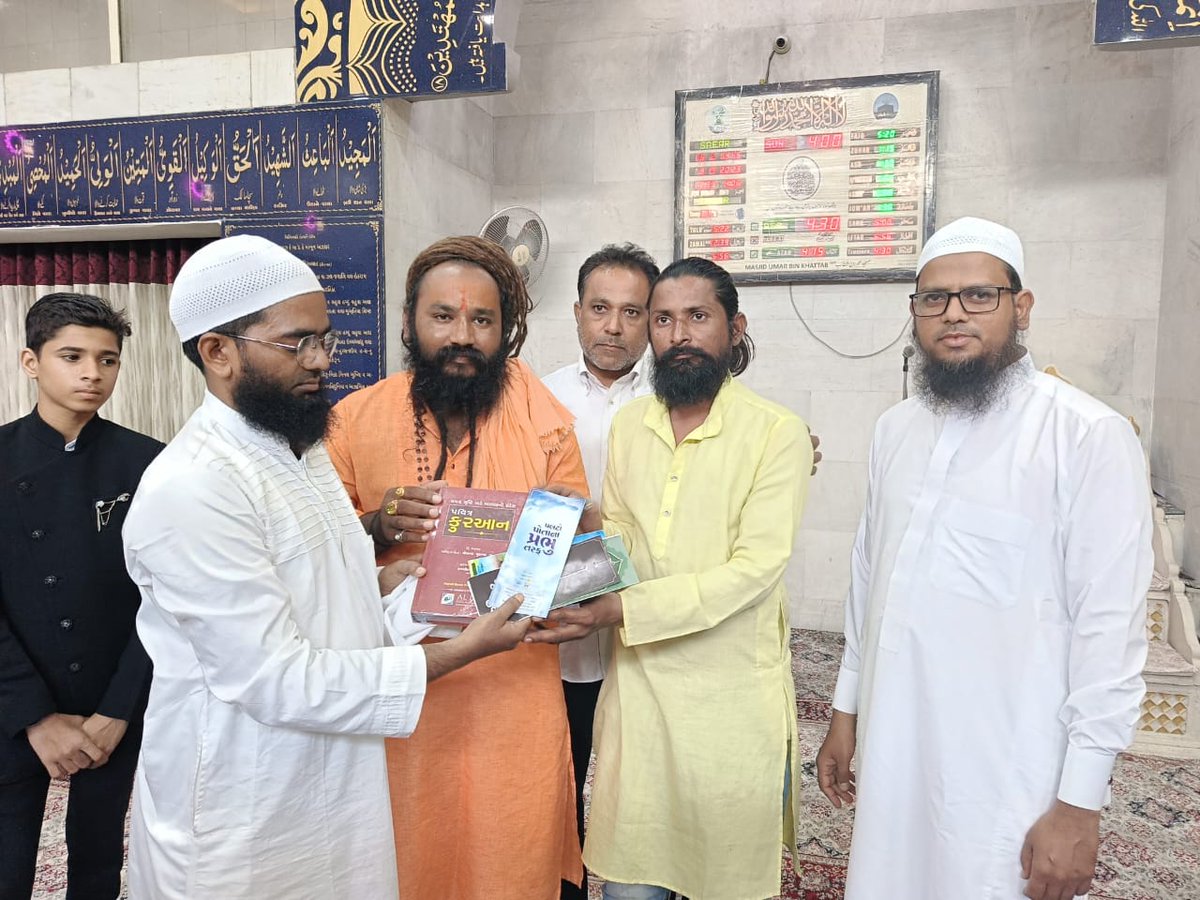 VisitMyMasjid's tweet photo. #pressrelease
“નફરત અને ધૃણાના માહોલમાં પ્રેમ અને ભાઇચારાનો સંદેશ મસ્જિદ પરિચય કાર્યક્રમ”

"આવો, મસ્જીદની મુલાકાત લઈએ!" કાર્યક્રમને મળ્યો ખુબજ સારો પ્રતિસાદ.

આજે મસ્જીદ ઊમર બિન ખત્તાબ (રદિ.)માં રખિયાલ, અહમદાબાદ ખાતે ૩ સપ્ટેમ્બર ૨૦૨૩ રવિવારનાં રોજ સવારે 09:00 થી સાંજે 06:00 1/4 https://t.co/U0TJIm4uvN