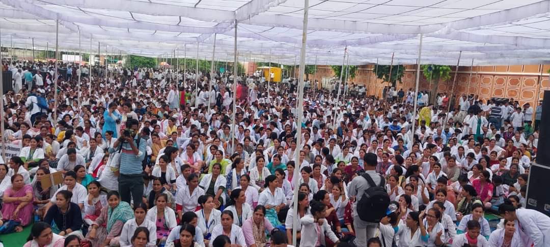 luckymina02's tweet photo. जननायक @ashokgehlot51 जी सादर प्रणाम आपने कॉविड हेल्थ असिस्टेंट #CHA नर्सेज ने कोविड जैसी वैश्विक महामारी मे प्रदेश की जनता की सेवा की और  कोविड को प्रदेश से भार किया। आपने उन्हें नौकरी से बाहर कर दिया ।
#MHVF बजट घोषणा पूरी करो और #CHA नर्सेज को नौकरी दो.. https://t.co/eESPttepEY
