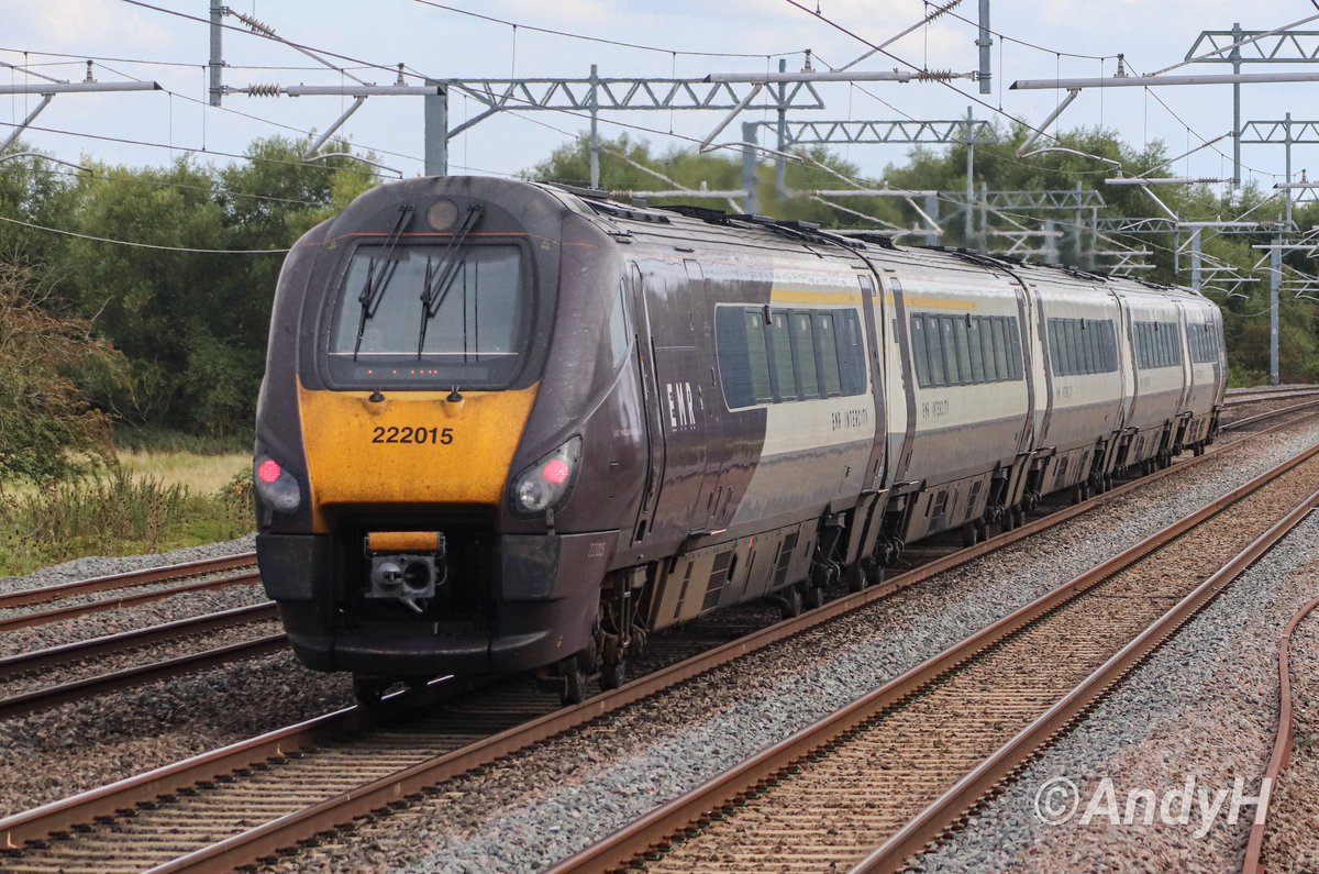 #MeridianMonday A 'going away' shot of #EMR 222015 heading south at speed past Isham on Saturday afternoon while working 1C65 15.01 Sheffield-St.Pancras. Booked non-stop Leicester-STP. #MML #UnitPhottersUnite 2/9/23