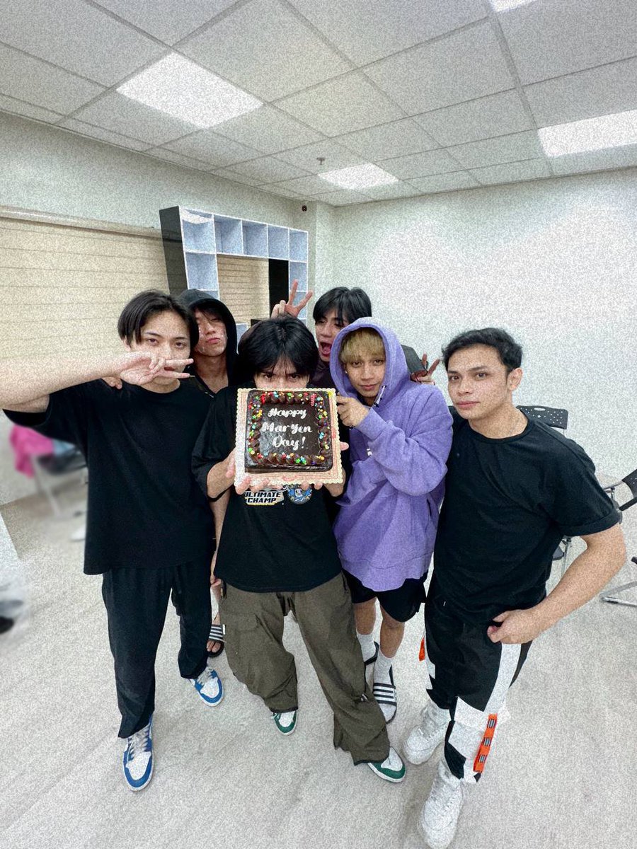 pluus_official's tweet photo. dumating yung araw na halos ayoko ng lumakad dahil pagod na ako kakatakbo, pero ngayong araw dumami dahilan ko para lumakad. maraming salamat sa lahat ng nandyan. di ko maiisa isa pero alam kong alam nyo. sum, lakad lang!! maraming salamat. 

#PLUUS #PLUUSYen #21YENcredibleYears https://t.co/IxAd6ap5CK
