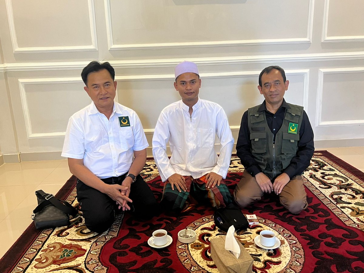 Yusrilihza_Mhd's tweet photo. Bersama Gus Aboubakar bin Ubaidillah, juru kunci makam dan sekaligus Sekretaris Masjid Agung Sunan Ampel Surabaya. Bertemu secara tidak sengaja ketika saya datang untuk menunaikan shalat zuhur di Masjid Agung Sunan Ampel Surabaya hari ini 3 September 2023 https://t.co/OXxMAzAeNk