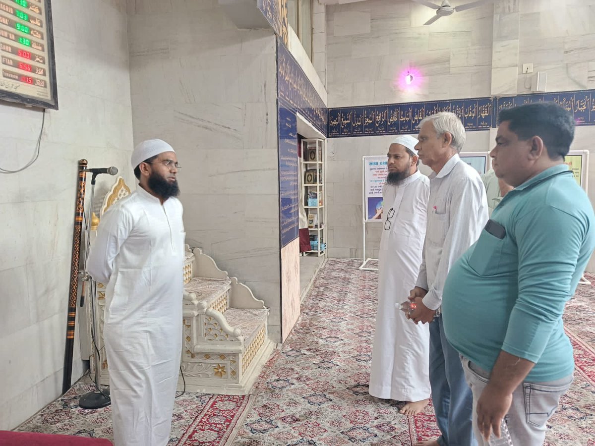 VisitMyMasjid's tweet photo. વાગ્યા સુધી_  "મસ્જીદ પરિચયનો કાર્યક્રમ" રાખવામાં આવેલ, જેમાં વિવિધ ધર્મ અને સંપ્રદાયનાં લોકો, ધાર્મિક વિદ્વાનો અને ખાસ કરીને મહિલાઓ આ પ્રોગ્રામમાં સામેલ રહી. જેમાં 40 થી વધારે બિન-મુસ્લીમ ભાઈઓ સહિત 12-15 મહિલાઓએ આ કાર્યક્રમમાં ભાગ લીધો હતો, અને મસ્જિદમાં થતી નમાઝ અને અન્ય 2/4 https://t.co/n21IE9X243