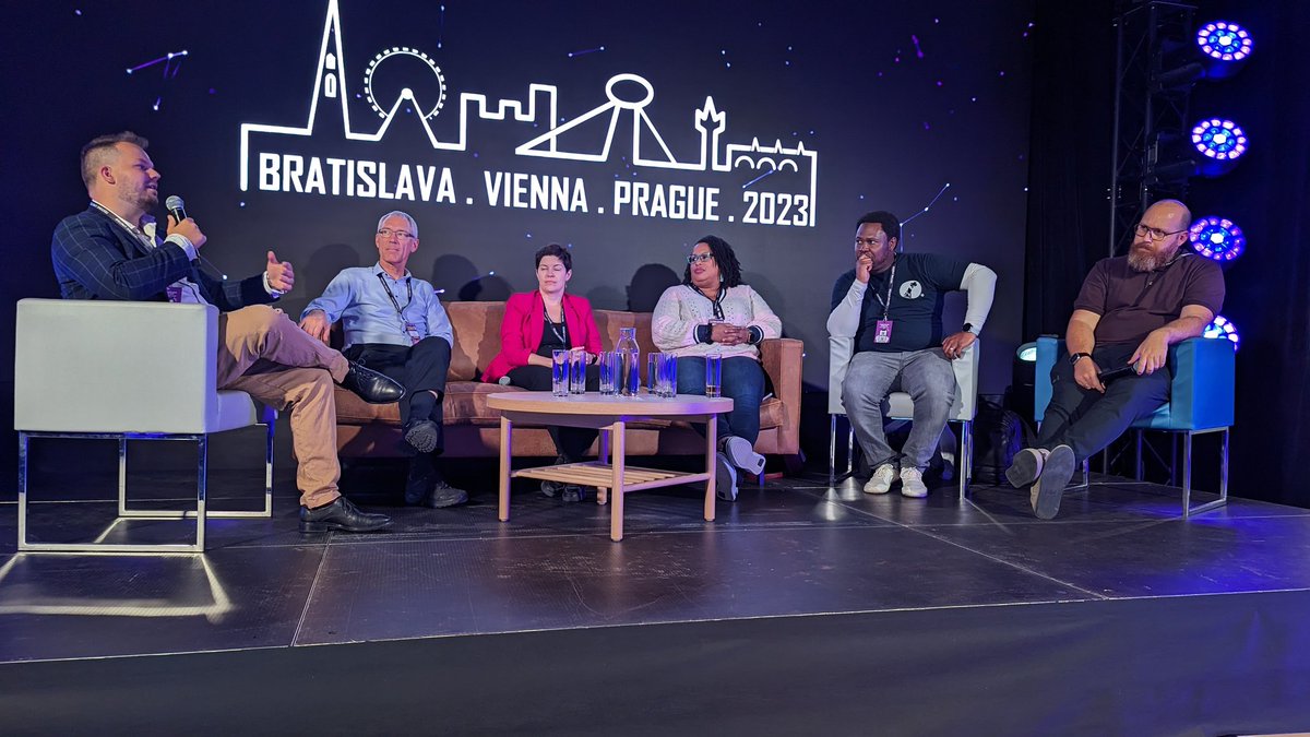 chrissbaumann's tweet photo. Panel discussion with the keynote speakes at #TestingUnited with @TesterFromLeic & others. https://t.co/XMevujN0N9