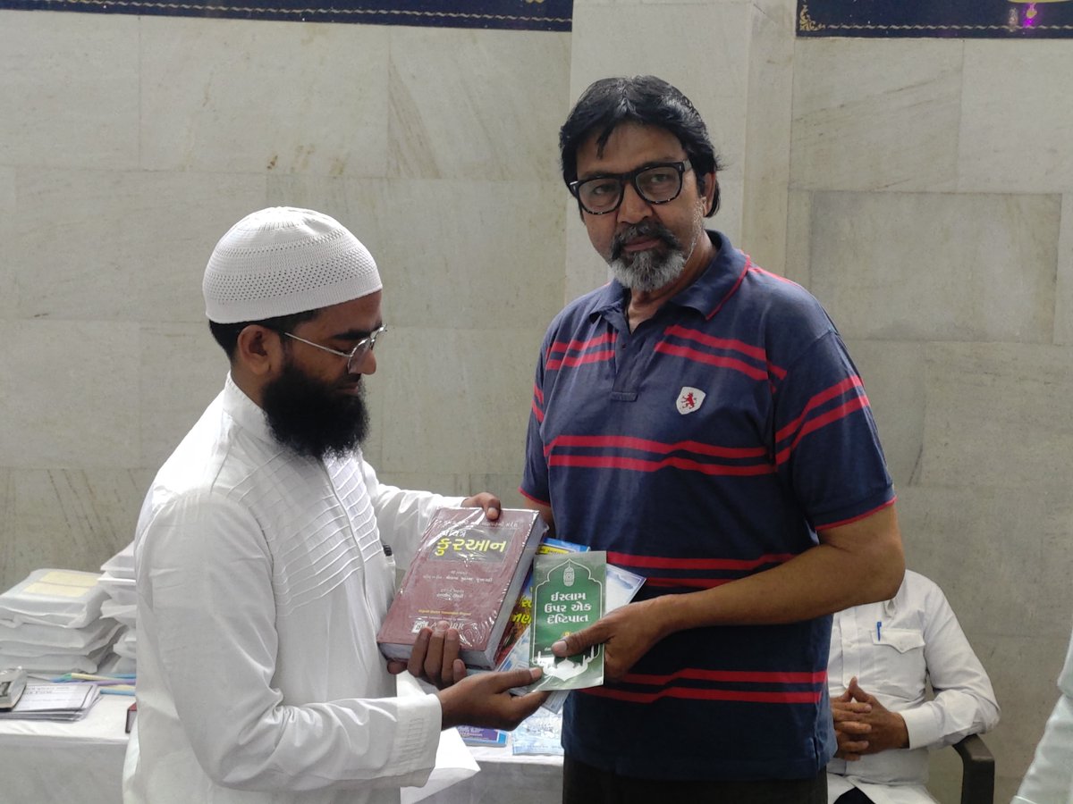VisitMyMasjid's tweet photo. આ કાર્યક્રમમાં 12-15 ફ્રી ગુજરાતી કુરઆન અને અન્ય ઈસ્લામ વિશેના સાહિત્ય આપવામાં આવ્યા હતા.

"આવો, મસ્જિદની મુલાકાત લઇએ!" કાર્યક્રમનો હેતુ અલગ અલગ ધર્મનાં લોકો "મસ્જિદ વિશે જાણે" અને ઈસ્લામ વિશેની ગેરસમજો દૂર કરી સમાજમાં એકતા જાળવી રાખી સંવાદ વધારવાનો હતો......... https://t.co/pZr957IL7l