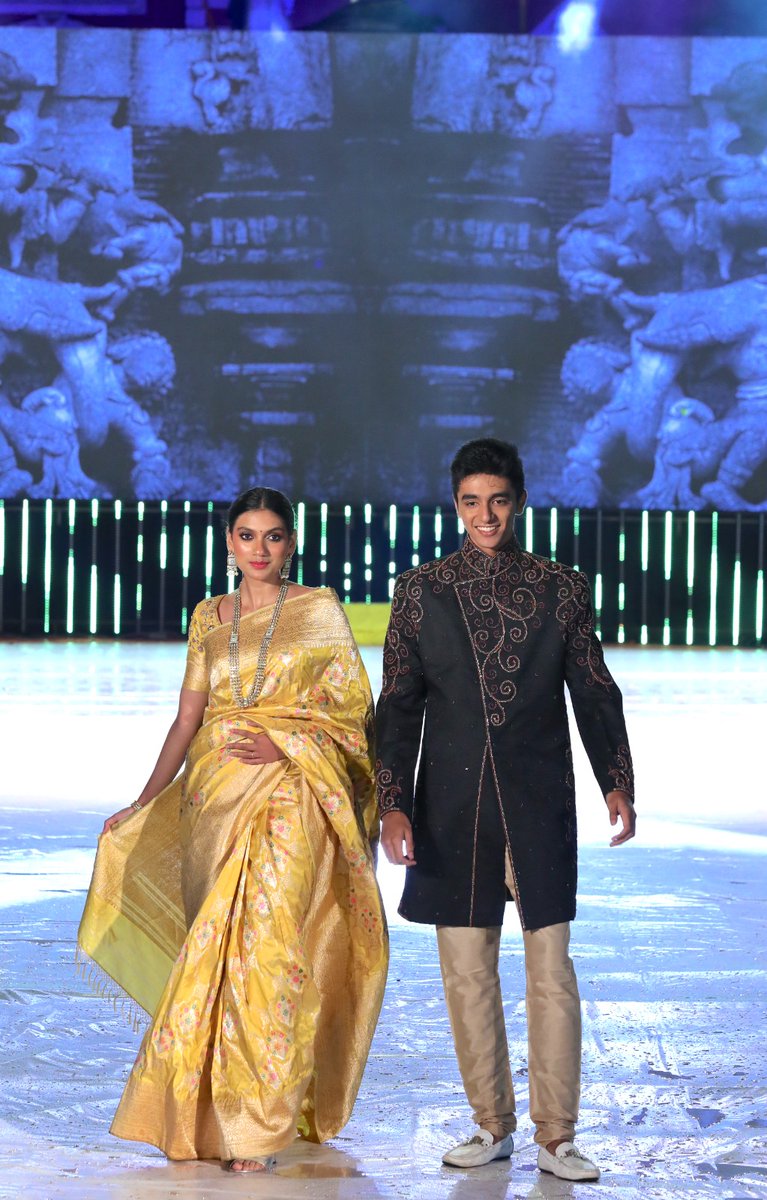 SantoshSLadINC's tweet photo. The classic and evergreen handloom sarees of Karnataka are well know globally. 

We had conceptualized the ethnic fashion show some time back, but never imagined this would turn into reality in this short span with this granduer.

I heartfuly thank @PrasadBidapa and his team for making this fashion show a grand success.

#SamskrutikaSambhrama #Dharwad #SantoshLadFoundation