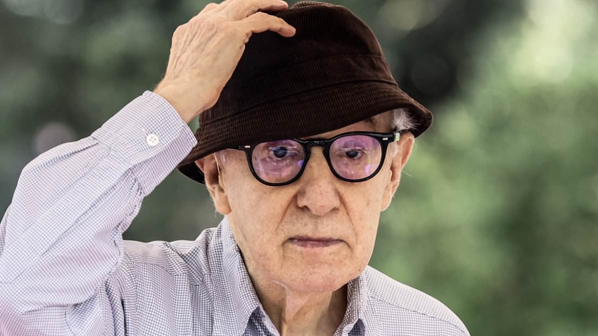 Daily_MailUS's tweet image. Woody Allen defends Spanish football chief Luis Rubiales, saying 'he wasn't raping her, it was just a kiss… it's hard to understand that a person can lose their job for kissing someone' trib.al/zo3Wid5