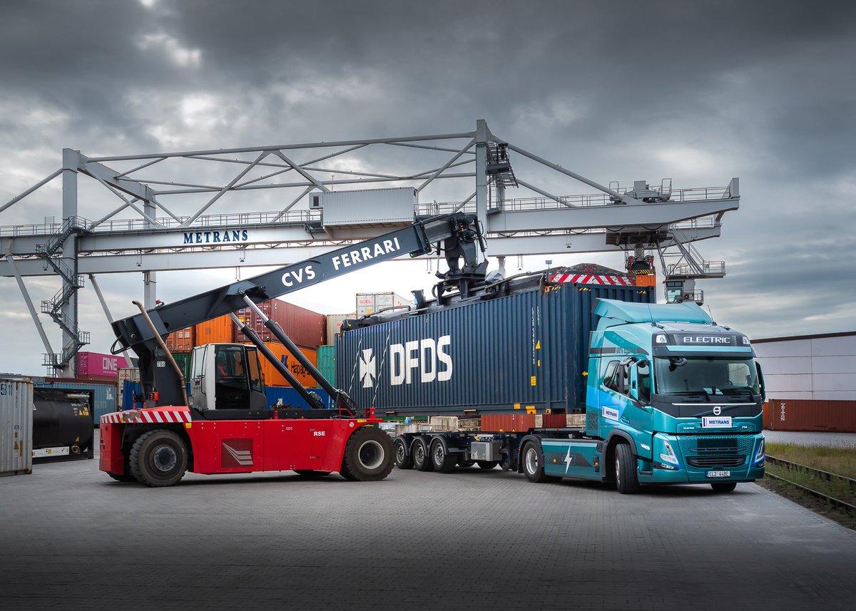 Tak jsme zase kousek blíž ke zcela ekologické dopravě z Hamburku až do skladu našeho zákazníka. Elektrický bateriový tahač je u nás ve zkušebním provozu. 100 km tam a zpět do Újezdečka u Teplic hravě zvládnul s plně naloženým kontejnerem