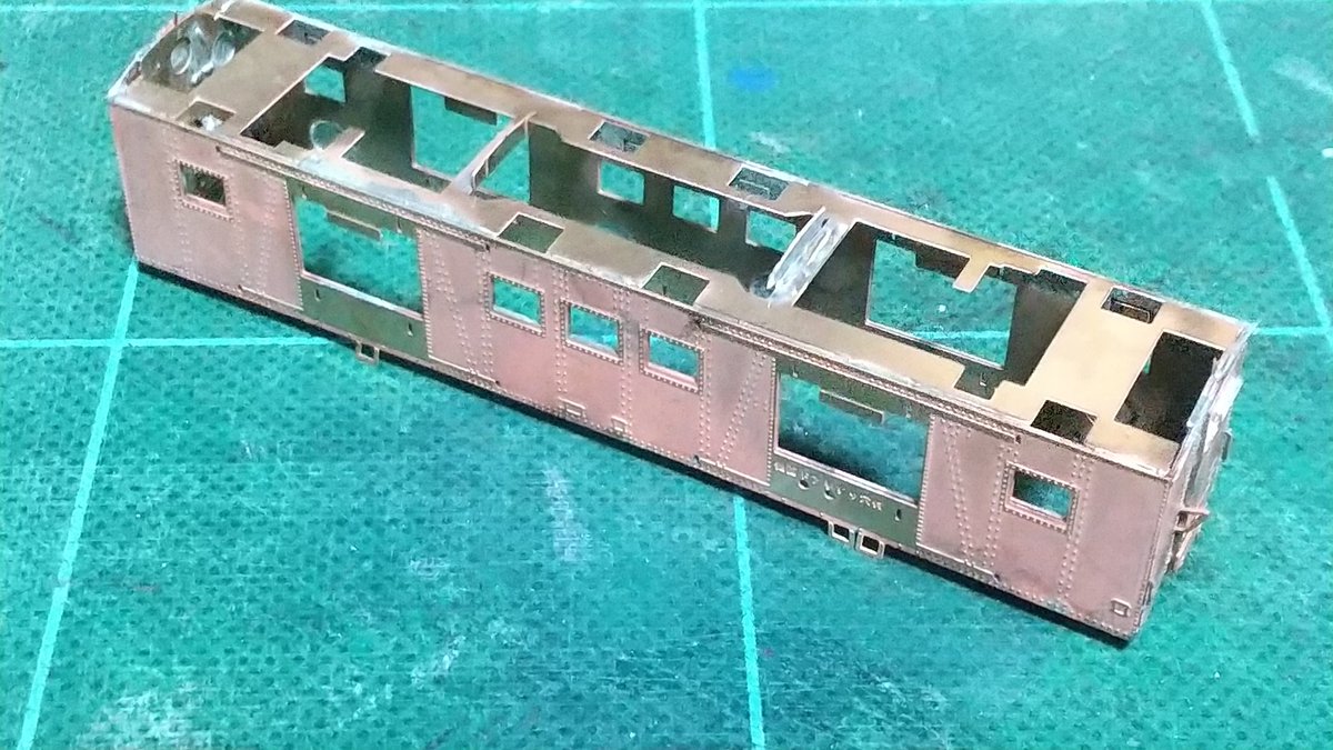 lXnQBWgjbcn5Ifl's tweet photo. 貨車を作ろう
箱になったら扉を改造します
#model21 https://t.co/uVFowo7i65