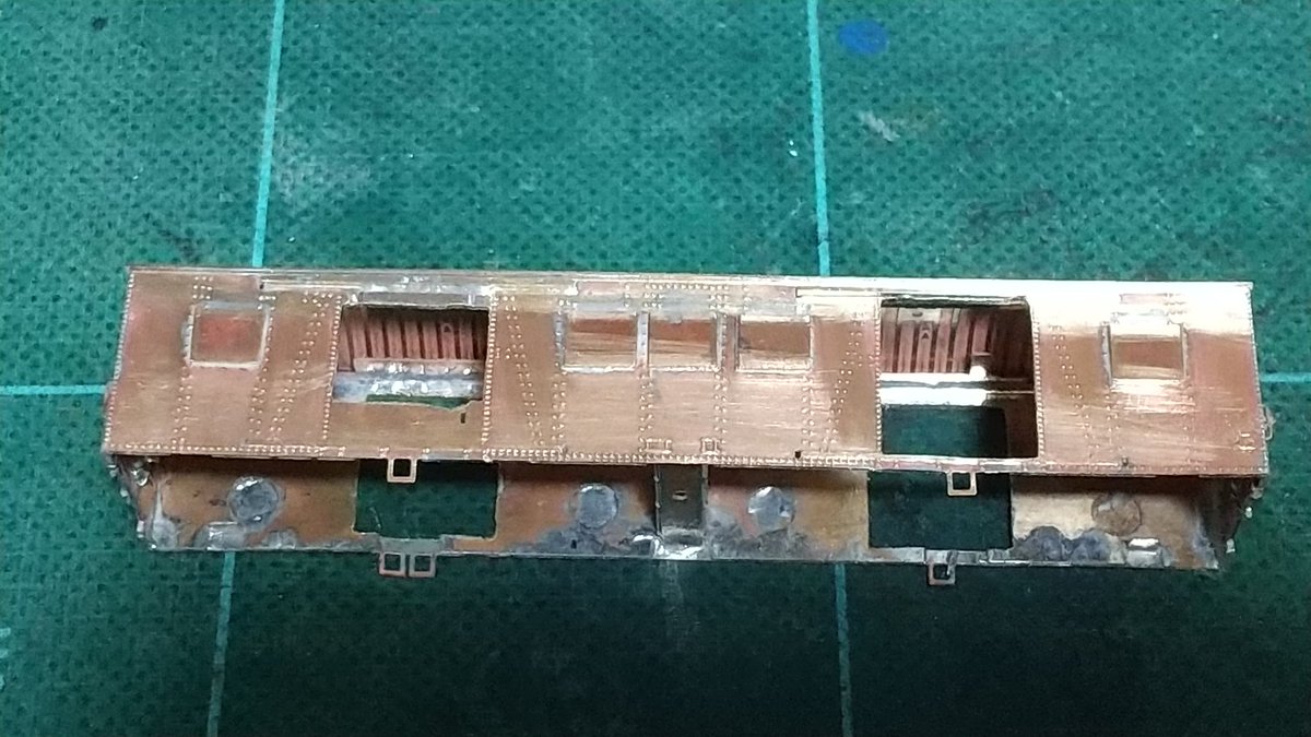 lXnQBWgjbcn5Ifl's tweet photo. 貨車を作ろう
箱になったら扉を改造します
#model21 https://t.co/uVFowo7i65