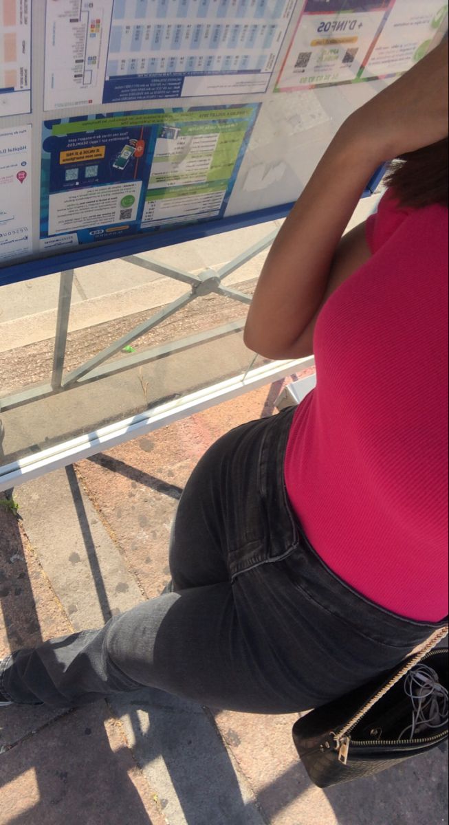 babyastasiaa's tweet photo. Aujourd'hui je dois voir plein de soumis mais j'ai plus de voiture... Donc je prends le bus vu que n'est capable de venir me chercher #hommeincapable #soumis #maitresse #moneyslavefrance #moneyslave #bus #findommequeen https://t.co/TJttp20wT4