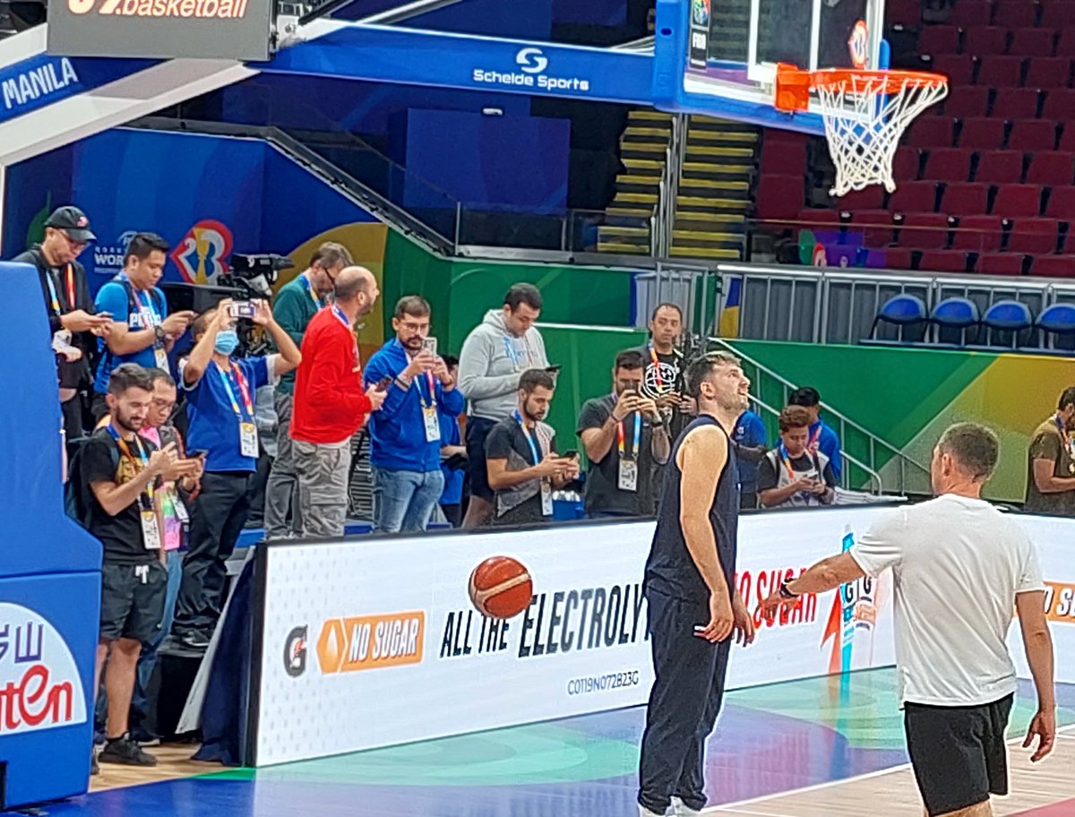 FranciPavser's tweet photo. V mesto je prišel @luka7doncic 
Četica fotografov že na prvem treningu v Manili 
#WinForSlovenia #mojtim
#FIBAWC https://t.co/nFmyvbPhAg