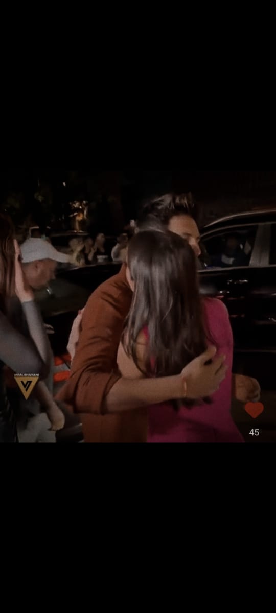 tejranissanity's tweet photo. Chaahe boloo yaaa naa boloo...
TUM TOH RAHOGI MERII...😭😭❤️❤️❤️

Just one appearance together and they are literally everywhere.. that's the craze they have even after years🥹❤️
OH.. how much I missed this 😭😭
#SarTik #saraalikhan #KartikAaryan https://t.co/5t6rab436R