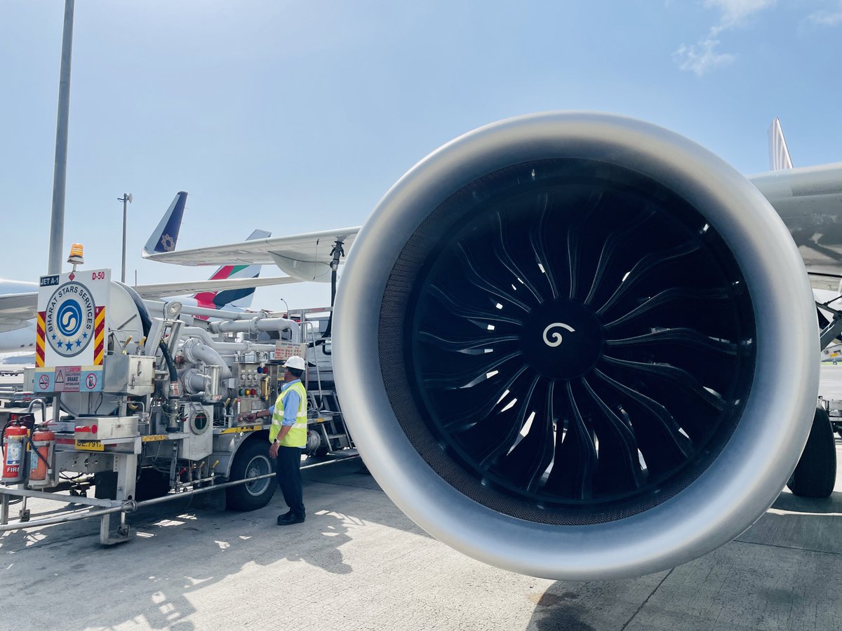 tweetpratikm's tweet photo. Back to Dubai again.. on #UK201. Will be flying a321-251nx (TVH) with a fuel uplift of 10.4tons (around 16mins of holding fuel) and a flying time of 2hrs40mins. #vistara #airbus #a321neo #VTTVH #lifeontheramo #cfm #leap1a #nostolp2 https://t.co/WtmP0sw82C