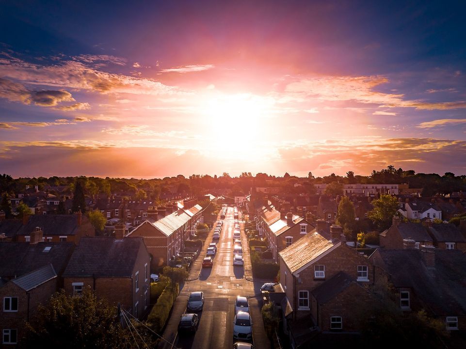 The Government has a commitment to install 600,000 heat pumps per year by 2028. The UK has 28 million households, and with the time we have left until 2050, we’d need to decarbonise on average 20,000 homes per week. This needs a street-by-street approach: bit.ly/3zLwhST