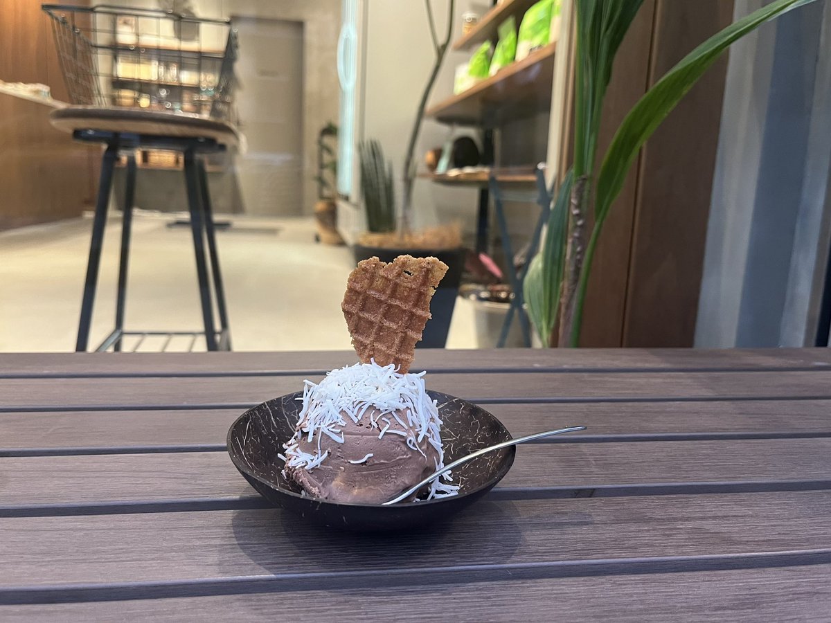 cocowell_intern's tweet photo. 今日の #sarisariフォト は #ココア に #シャリシャリココナッツ トッピングにしました✨
今日の #COCOICE も口どけ滑らか😊そこにシャリシャリココナッツでおいしさがさらにアップ。頑張った1日の終わりにビターのチョコ感が最高でした…
撮影場所は新しく出来たイートスペースで!
#ヴィーガン https://t.co/C0bFpasqww