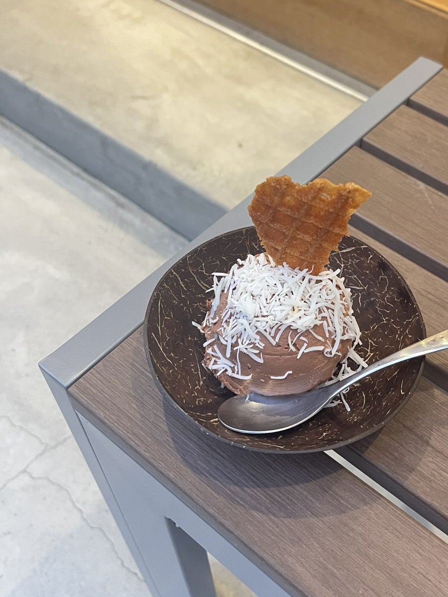cocowell_intern's tweet photo. 今日の #sarisariフォト は #ココア に #シャリシャリココナッツ トッピングにしました✨
今日の #COCOICE も口どけ滑らか😊そこにシャリシャリココナッツでおいしさがさらにアップ。頑張った1日の終わりにビターのチョコ感が最高でした…
撮影場所は新しく出来たイートスペースで!
#ヴィーガン https://t.co/C0bFpasqww