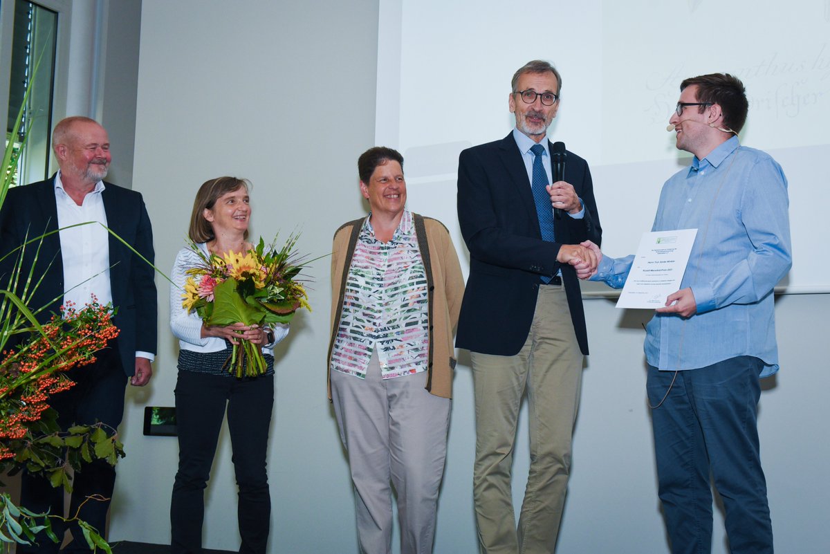 Leibniz IPK (@leibnizipk) on Twitter photo Der Nachwuchswissenschaftler <a href="/ts_winkler/">Tom Winkler</a> von der <a href="/UniCologne/">Universität zu Köln</a> ist heute am <a href="/LeibnizIPK/">Leibniz IPK</a> mit dem Rudolf-Mansfeld-Preis ausgezeichnet worden. Herzlichen Glückwunsch!
➡️Alle Infos: tinyurl.com/5ysrtnue Der Nachwuchswissenschaftler <a href="/ts_winkler/">Tom Winkler</a> von der <a href="/UniCologne/">Universität zu Köln</a> ist heute am <a href="/LeibnizIPK/">Leibniz IPK</a> mit dem Rudolf-Mansfeld-Preis ausgezeichnet worden. Herzlichen Glückwunsch!
➡️Alle Infos: tinyurl.com/5ysrtnue