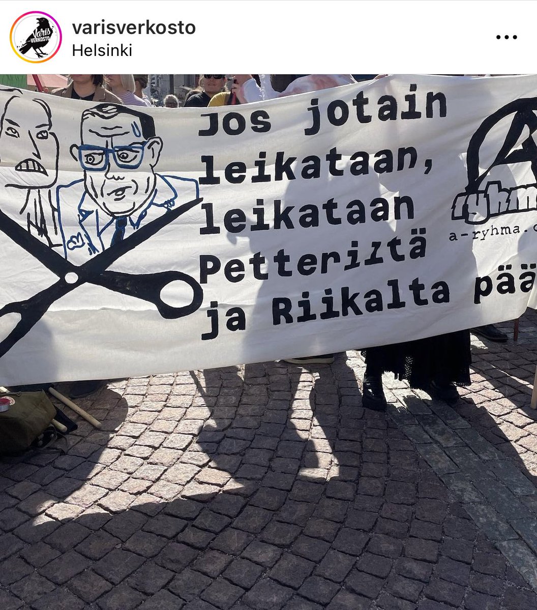 ORostila's tweet photo. Hallituksen vastaisessa mielenosoituksessa on siis agitoitu väkivaltaisella retoriikalla ja vihjailtu ministerien murhista.

Silti media ja oppositio ovat hiirenhiljaa, vaikka koko kesä on pauhattu rumista sanoista ja vaadittu irtisanoutumisia. Surullista, mutta hyvin kuvaavaa. https://t.co/Gjo7Af3WcF